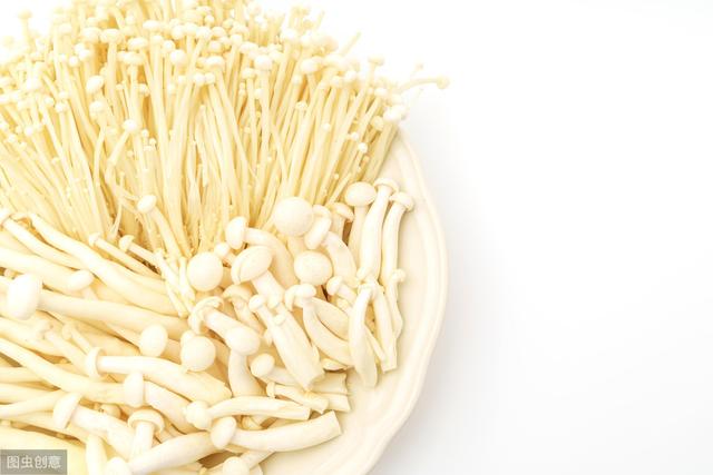 适合月龄: 8个月以上 食材: 粥米30克,蚬子11个,金针菇10克,鸡