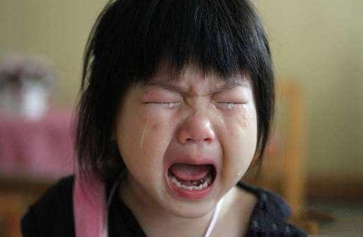 男孩因母亲拒绝给买鸡腿，情绪激动跳下高铁站台，传遍家长朋友圈