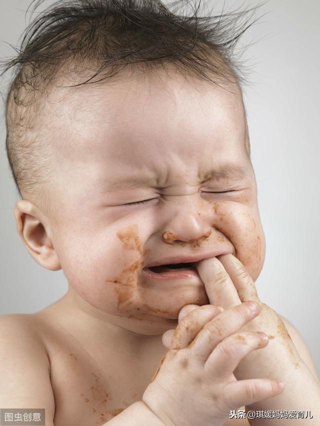 孩子独立吃饭的黄金期，错过了就等着追着满屋跑吧