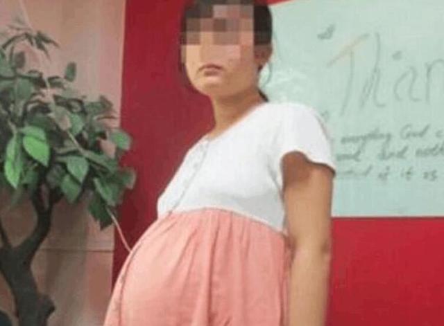 女孩偷看动作片被爸爸发现，妈妈出面谈话，妈妈做法机智被点赞