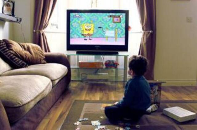 女孩偷看动作片被爸爸发现，妈妈出面谈话，妈妈做法机智被点赞