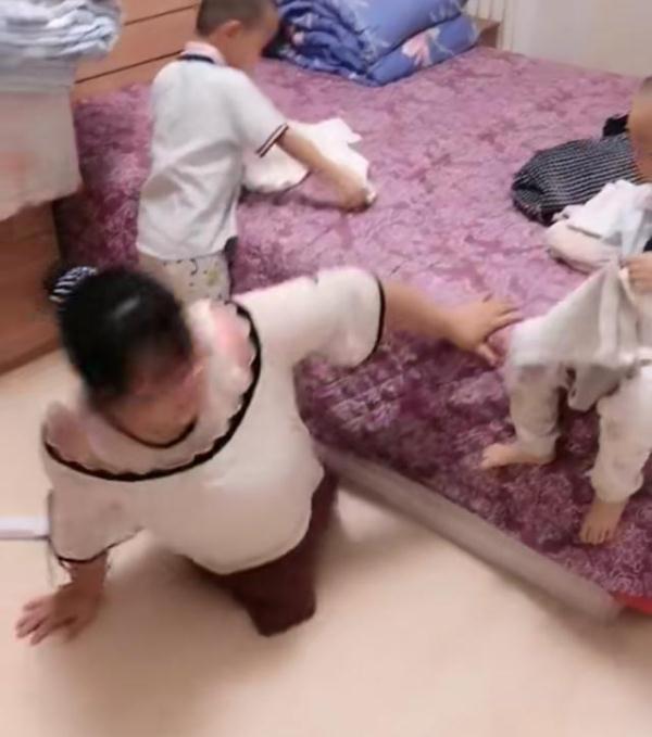 双胞胎儿子这样照顾无腿妈妈，这个画面暖到哭，引网友狂赞