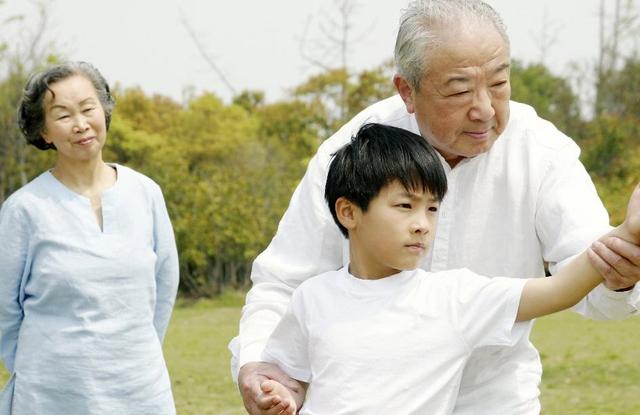育儿专家：孩子最好不要让家里老人带，这3个原因很关键