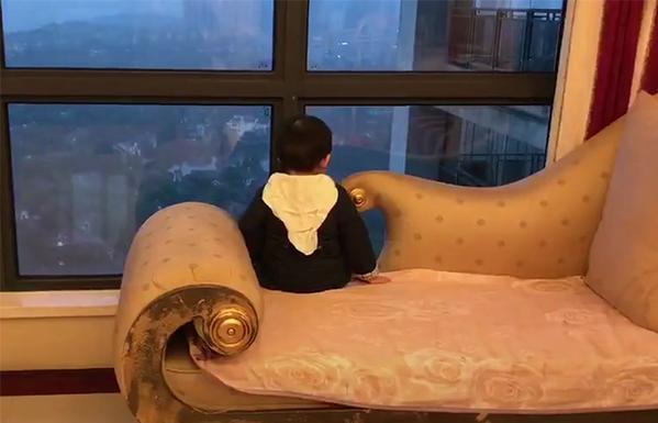 宝宝在窗边一动不动，妈妈以为是孤独了，等走到面前一看哭笑不得