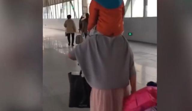 妈妈独自带娃出远门，背影让人泪目，网友：当妈后无所不能