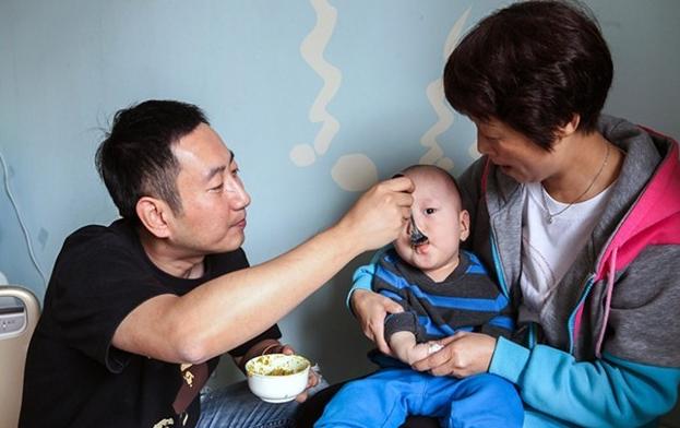还追在孩子屁股后面喂饭？金牌月嫂：巧用这3招，让孩子乖乖吃饭