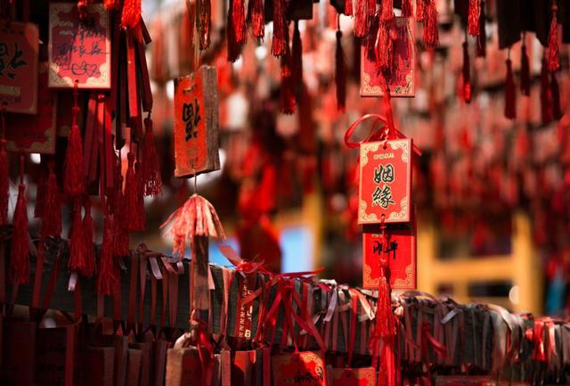 爸爸姓“吕”，给五胞胎上户口，工作人员眼睛一亮：这名字有福气