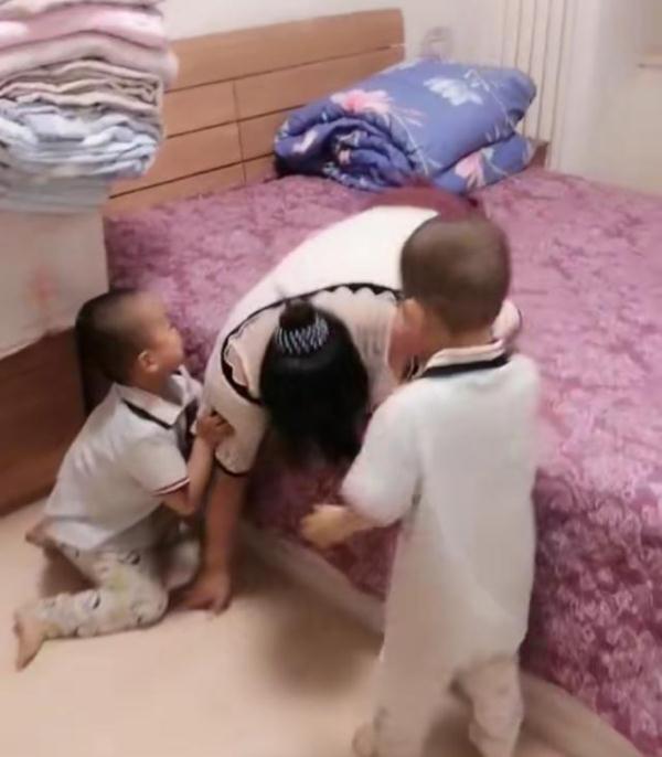 双胞胎儿子这样照顾无腿妈妈，这个画面暖到哭，引网友狂赞