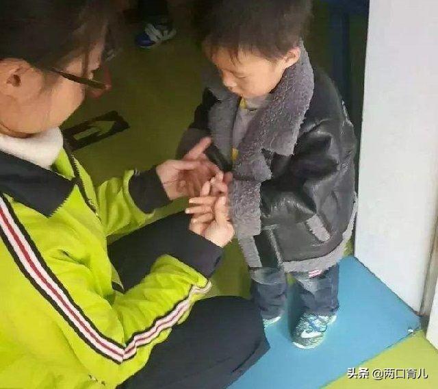 一个金手镯让幼儿园陷入两难，就算园长、班主任连声道歉也不管用