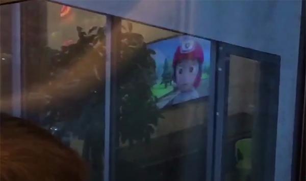 宝宝在窗边一动不动，妈妈以为是孤独了，等走到面前一看哭笑不得