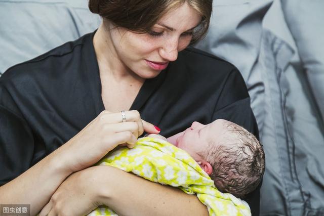 出产房后，第一个抱孩子的人谁最合适？的确有讲究，宝妈别不在意