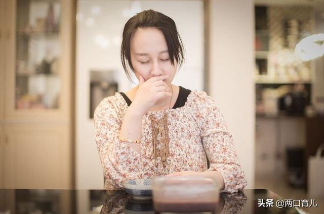 女性怀孕初期，除了呕吐之外，通常还会伴有这4种不适症状