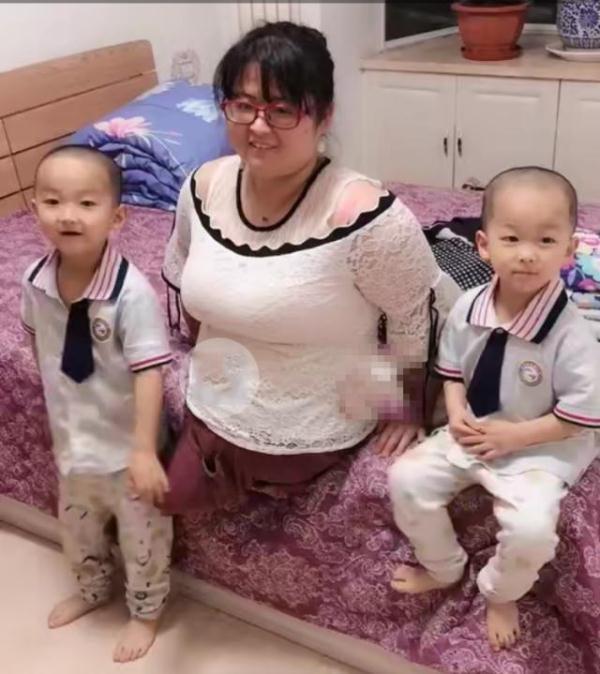 双胞胎儿子这样照顾无腿妈妈，这个画面暖到哭，引网友狂赞