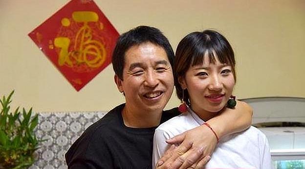 宝爸上厕所忘关门，被突然闯进的女儿撞见，宝妈的回应点醒所有人