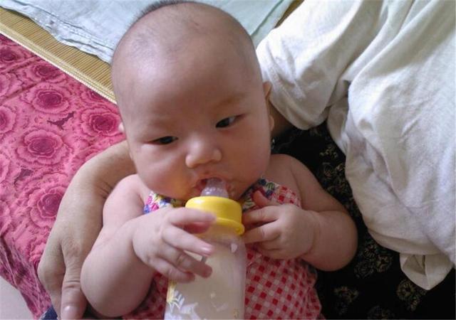 新手妈妈冲奶粉常犯的3大“误区”，会影响孩子发育，尽早改正