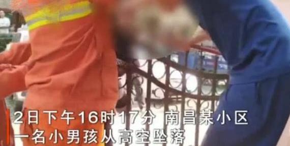 空中飞人？南昌一男孩从高空坠落，下场令人慌张，网友：太惨了