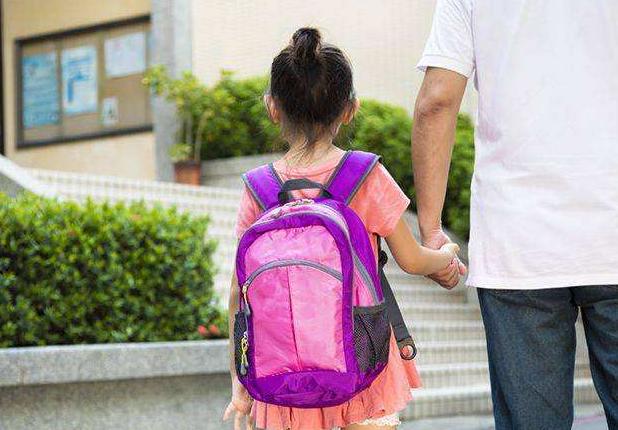 幼儿园孩子被“爷爷”接走，却被认定是人贩子，老师：我没有责任