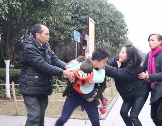 孩子差一点就被拐走了，人贩子的骗术防不胜防，家长要时刻注意