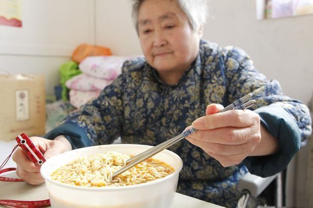 月子没被善待，儿媳妇不肯原谅，到了这一刻，婆婆后悔了