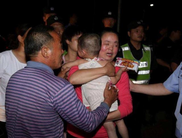 幼儿园孩子被“爷爷”接走，却被认定是人贩子，老师：我没有责任