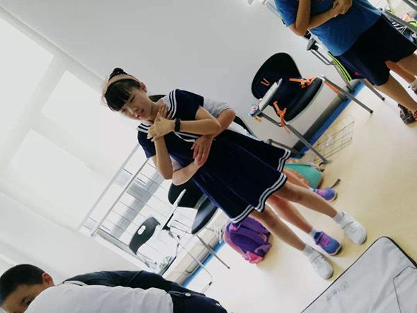 一位医生妈妈平时告诉女儿最关键的急救办法，各位家长也要学习