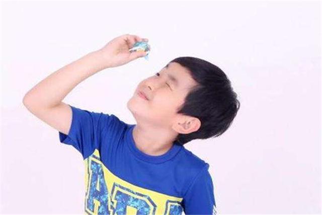 3岁男孩误将胶水滴入眼中，妈妈立刻用了它冲洗，眼睛才被保住？