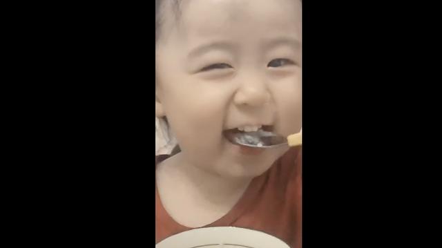 萌娃吃蒸蛋“表情包”抢镜，自理能力真强，网友直呼：太有感染力
