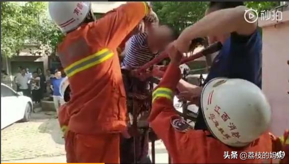 4岁男孩高空坠落，不幸被大门尖端刺穿身亡，网友：不要在发生