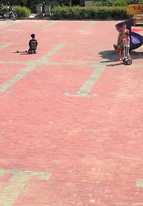 两个孩子相互打闹家长让别人家孩子跪着认错