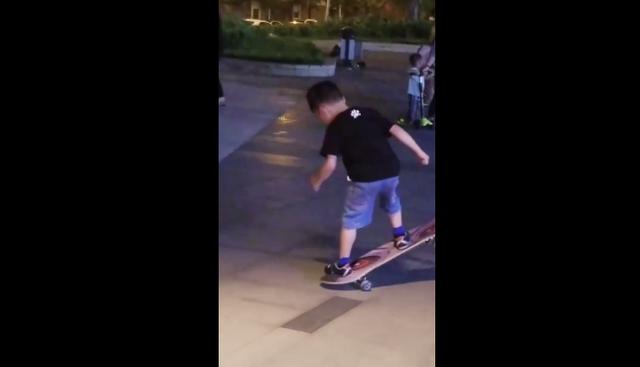 萌宝玩滑板被耍瞬间崩溃，表情认真全程高萌，网友：你尽力了
