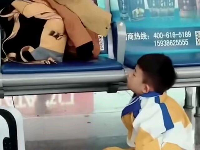 爸爸带着儿子和女儿一同等车，两个孩子的状态，家里地位立显
