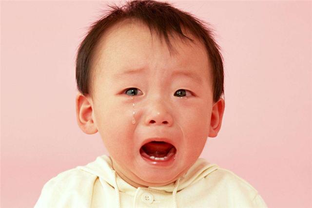 女童哭闹不愿去幼儿园，结果被爷爷装进麻袋，如此逼孩子值得吗？
