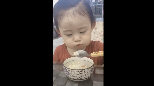 萌娃吃蒸蛋“表情包”抢镜，自理能力真强，网友直呼：太有感染力