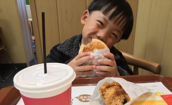 暑假来临，宝妈带娃：这3种食物少给孩子吃，会拖垮脾胃又积食