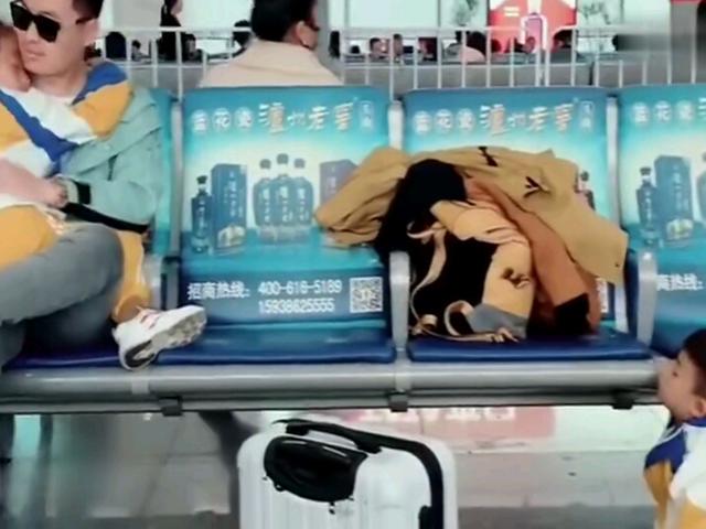 爸爸带着儿子和女儿一同等车，两个孩子的状态，家里地位立显