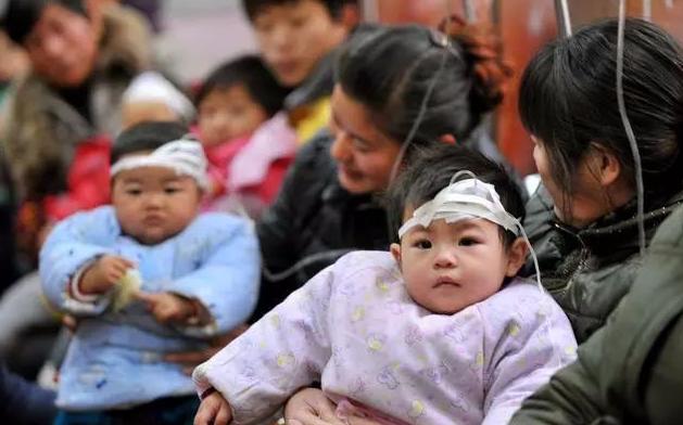 为什么孩子“输液”时，针头要扎头上？医生都不说，但家长要知道