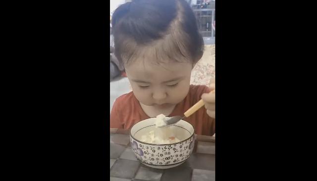 萌娃吃蒸蛋“表情包”抢镜，自理能力真强，网友直呼：太有感染力