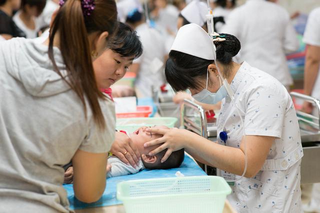 为什么孩子“输液”时，针头要扎头上？医生都不说，但家长要知道