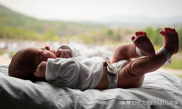 新生儿多久才能抱出门？不是满月也不是百天，这个时间段刚刚好