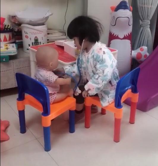 宝宝扮医生给玩具看病，看病的人排起长队，看到队伍后笑喷了