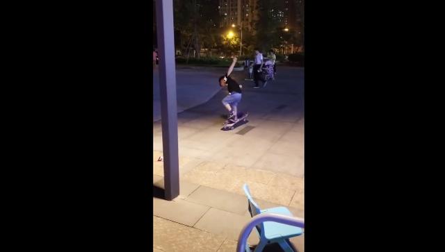萌宝玩滑板被耍瞬间崩溃，表情认真全程高萌，网友：你尽力了