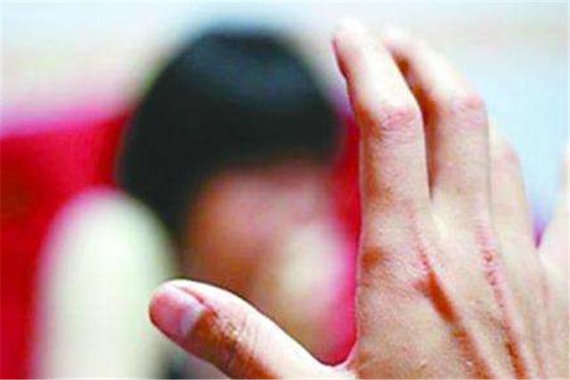女童频繁受到“伤害”，父母的教育却一拖再拖，难道坏人会等你？