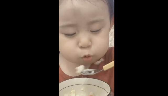 萌娃吃蒸蛋“表情包”抢镜，自理能力真强，网友直呼：太有感染力