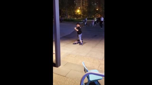 萌宝玩滑板被耍瞬间崩溃，表情认真全程高萌，网友：你尽力了