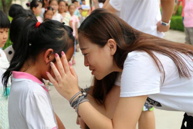 女童哭闹不愿去幼儿园，结果被爷爷装进麻袋，如此逼孩子值得吗？