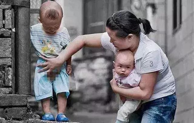 生二胎不可怕，可怕的是一个人带俩娃！9张图道尽二胎妈妈的心酸
