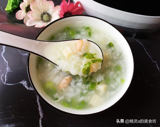 熬大米粥的时候，加入4样食材，健脾养胃，花钱不多，比白粥营养