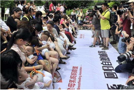 母乳喂养的尴尬事，这几件事让许多妈妈都不好意思，实在太尴尬了
