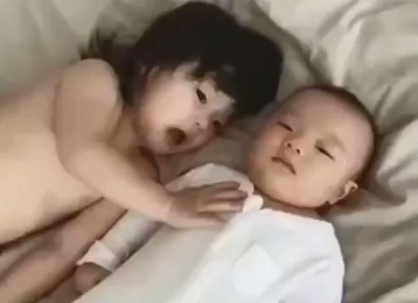 3岁姐姐唱歌哄弟弟睡觉，接下来弟弟的反应，笑翻妈妈