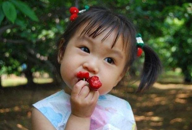 宝妈注意：夏季带娃，这4种水果要少吃，害苦孩子还不自知